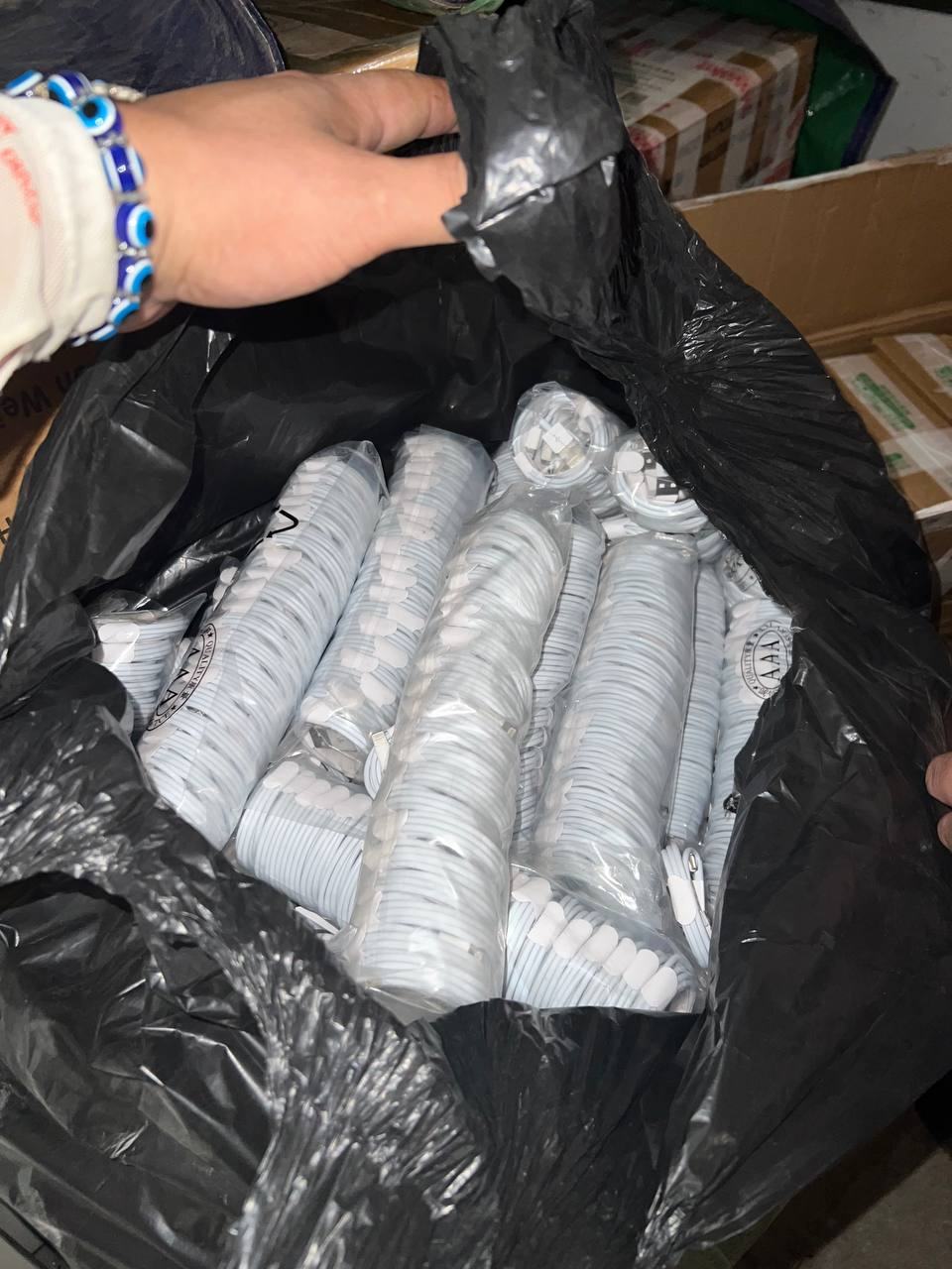 出售物品:苹果充电线(全新) 价 格:0.5$ 商品类别:#数码 位 置:#金边 3号路 联系方…