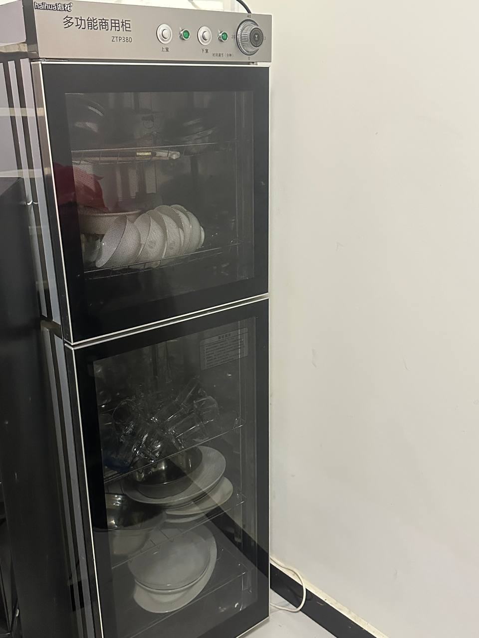 出售物品:出售物品:沙发,冰箱,冰柜,消毒柜,餐桌一米 8 10 张椅子 价 格:联系我商量价格…