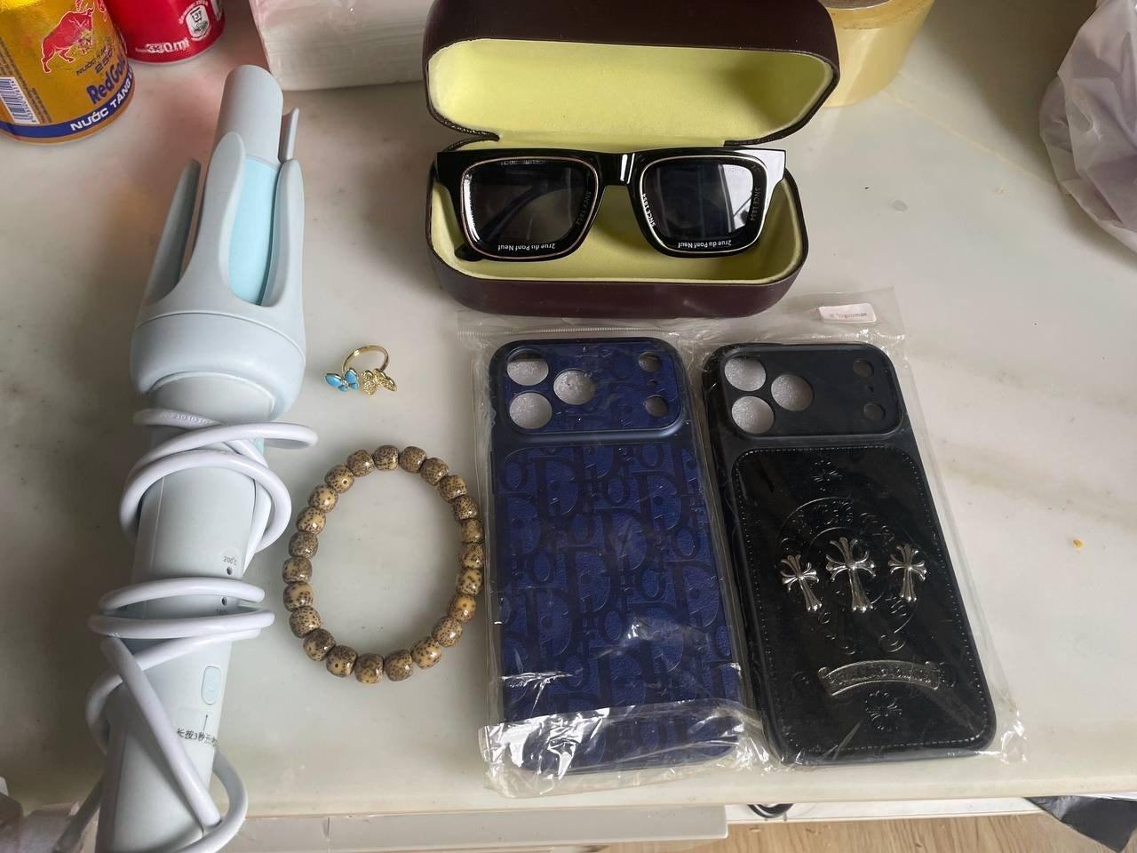 出售物品：女生包包 + 戒指 + 墨镜 + 卷发棒 + 男士手串 + 吊坠‍‌​‌‌‌​​‌​​…