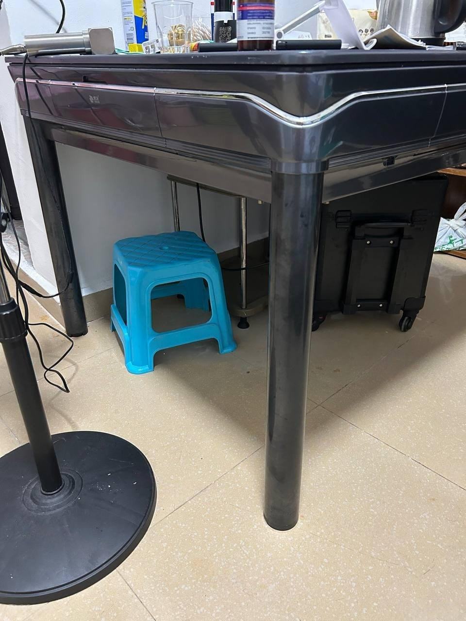出售物品:雀友真品牌四个椅子整套 价 格…