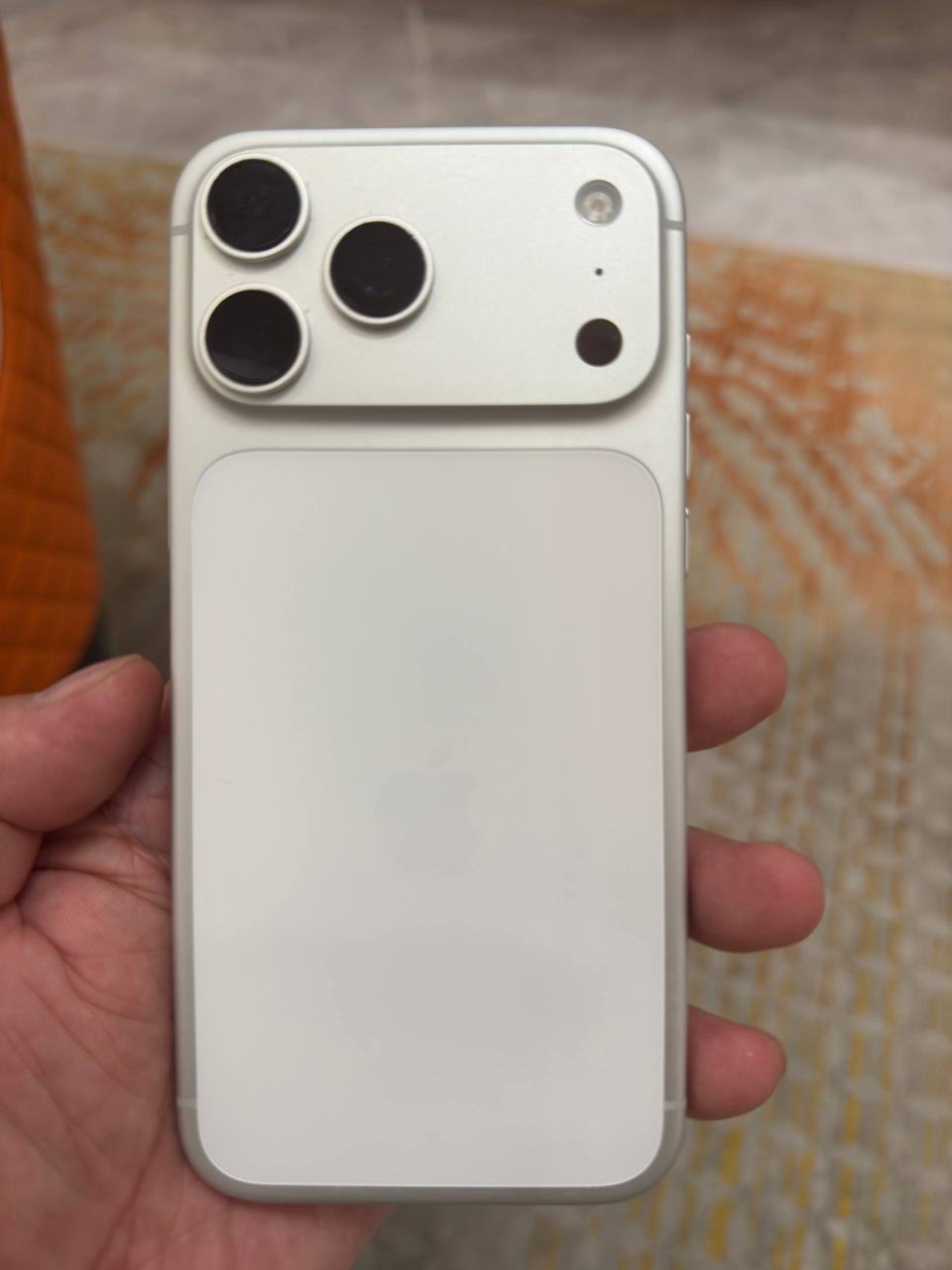 出售物品:17Pro Max国行 256g 价 格:1080 位 置:西港/亚多利 联系方式:@…