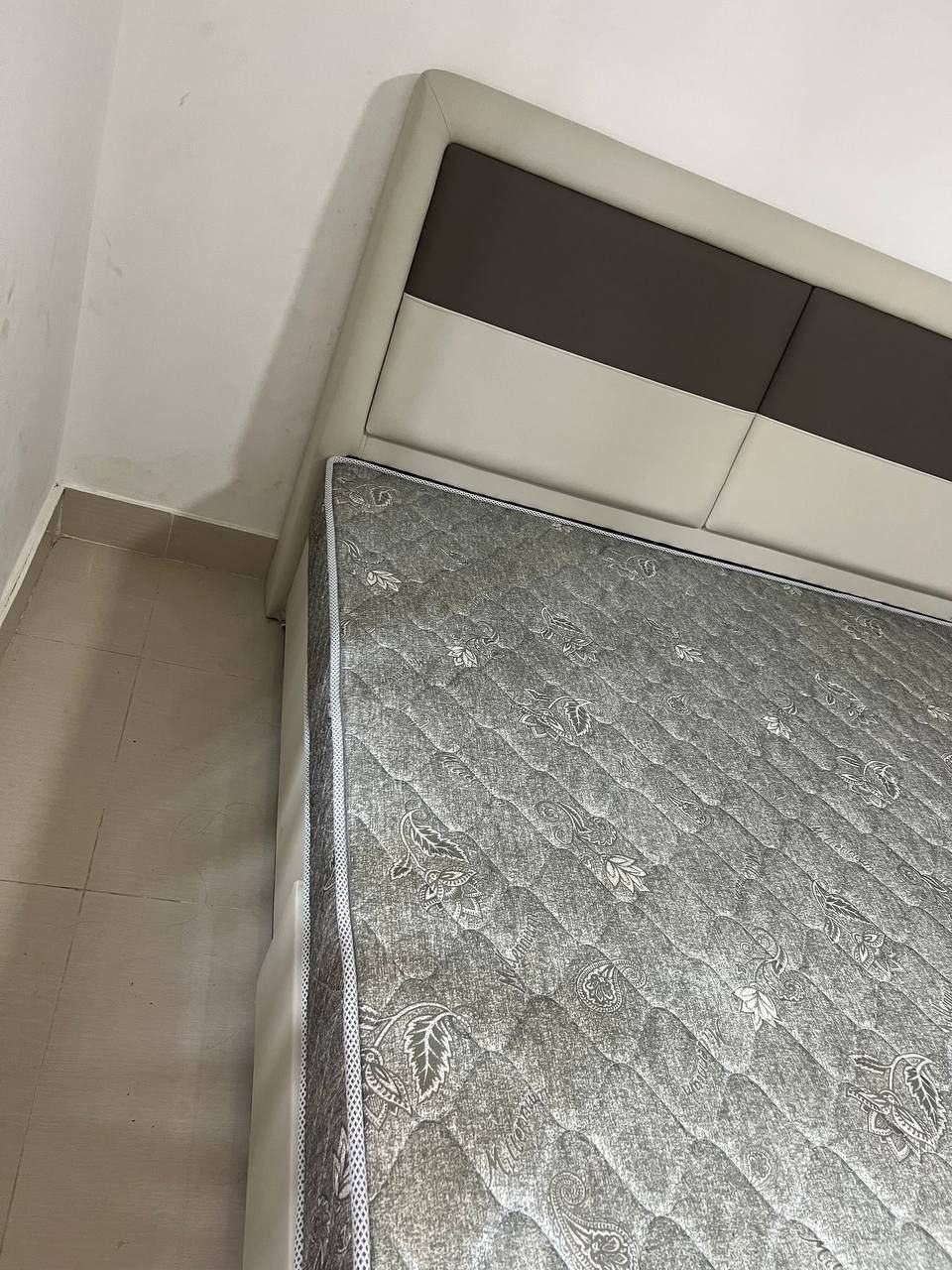 出售物品:1.8米床 价 格:150 位 置:金边 联系方式:@duoduo11245 交易方式…