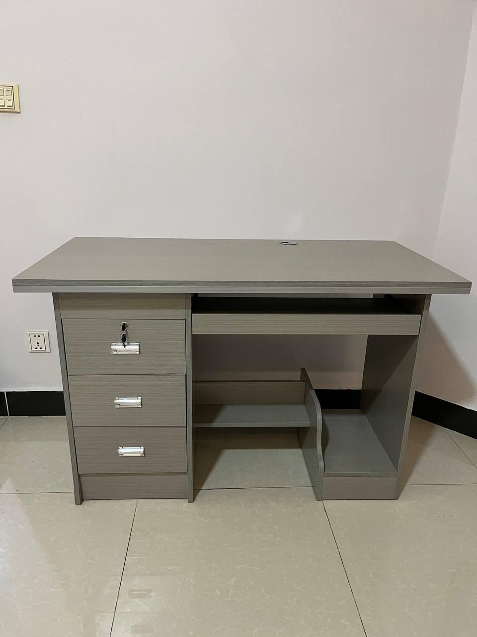 出售物品:办公桌 价 格:40 USD …