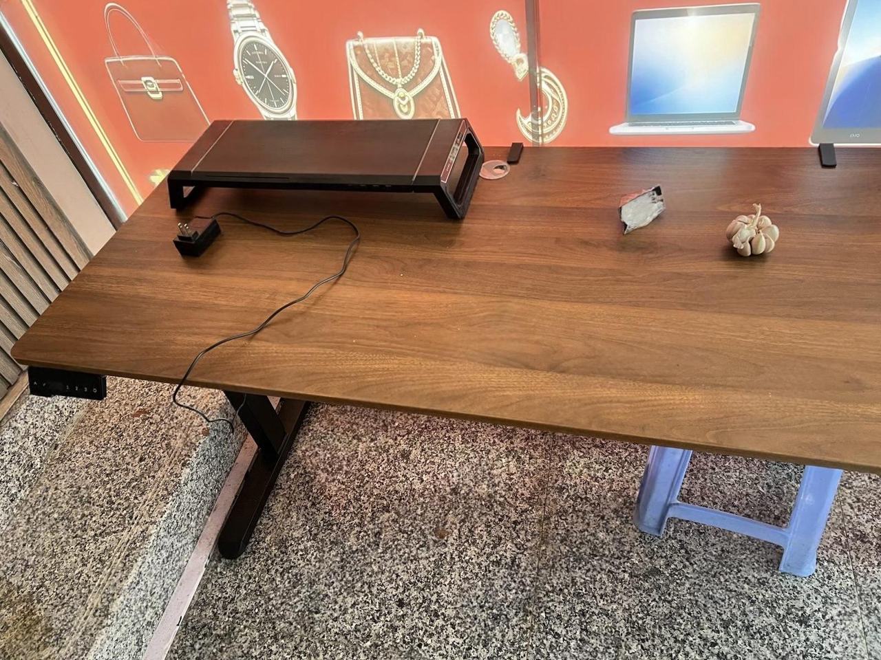 出售物品:升降电脑桌 价 格:60 商品类别:#手机数码 位 置:#西港 联系方式:@yg009…