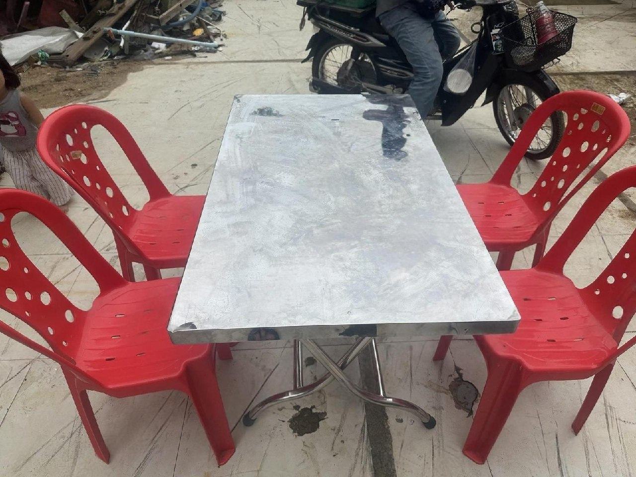出售物品:不锈钢桌子+4个凳子,打包20,自取 价 格:私聊详谈 商品类别:#手机数码 位 置:…