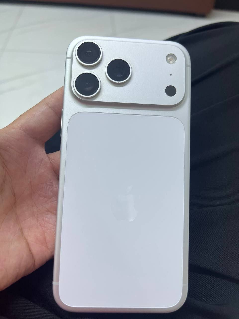 出售物品: 17 Pro Max 256G 价 格:1050 商品类别:原装机没有磕碰,电池98…