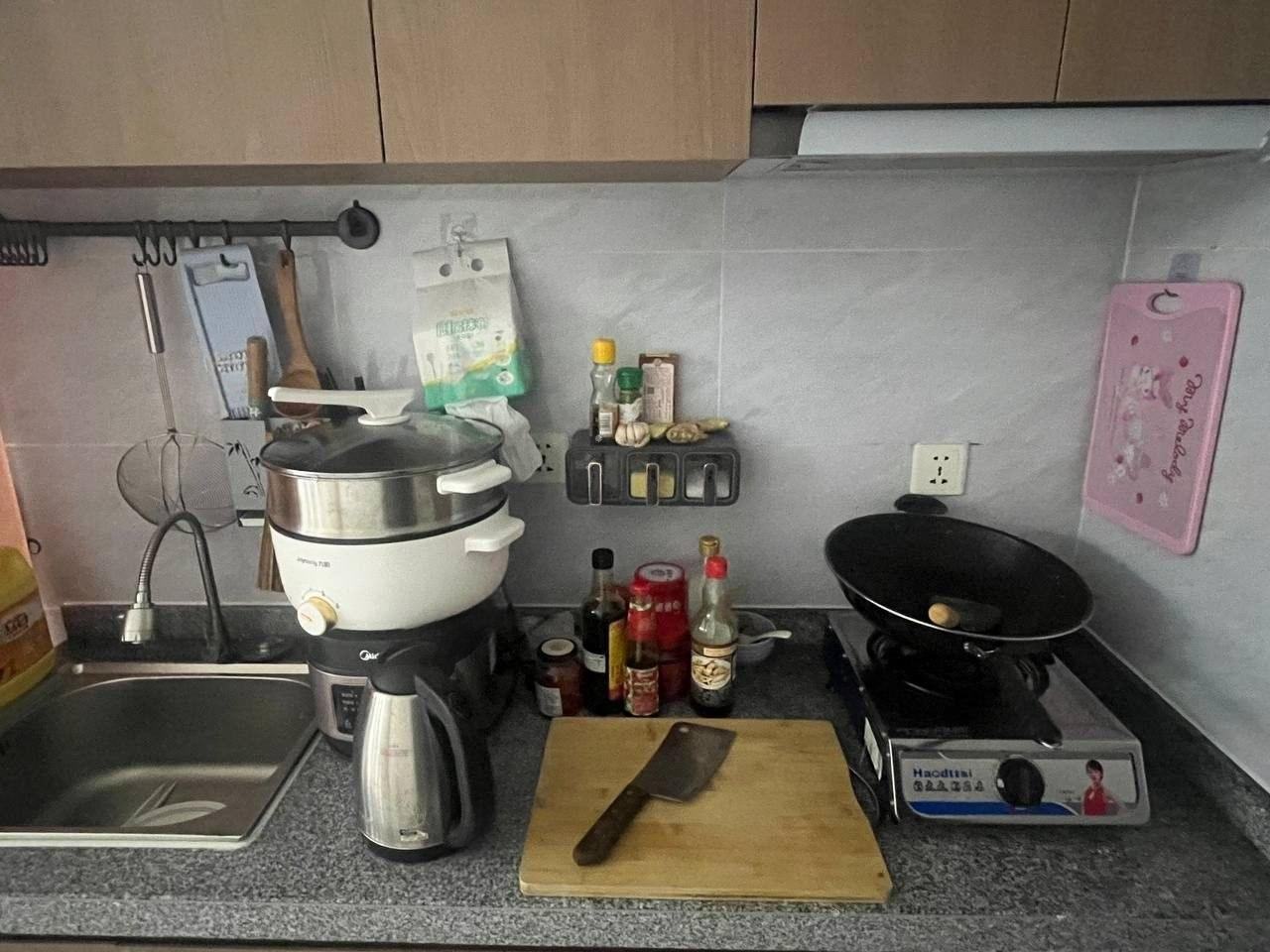 出售物品:厨房物品,锅碗瓢盆碗菜板菜刀漏勺电磁炉电饭煲电饭锅煤气灶煤气罐满罐气 各式各样比家里厨…