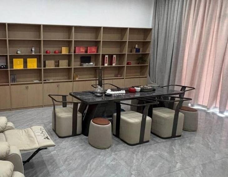 出售物品:2.5米岩板茶桌,5张椅子 价 格:800 USD 商品类别:#家具家电 位 置:#西…
