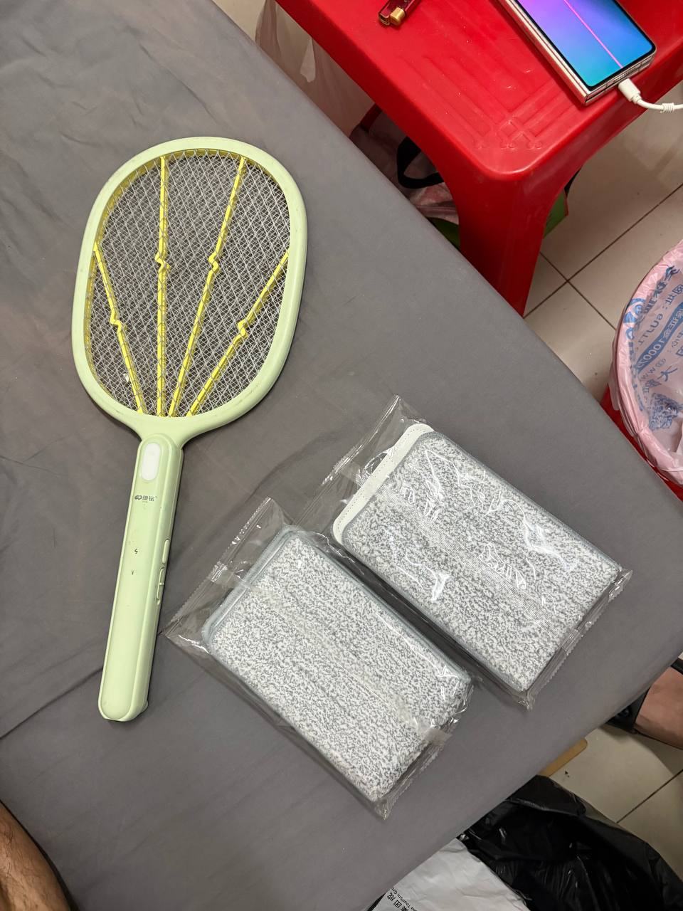出售物品:康铭电蚊拍充电式家用超大强力电蚊子拍电苍蝇灭蚊拍驱蚊神器电压+mini电动剃须刀 价 …