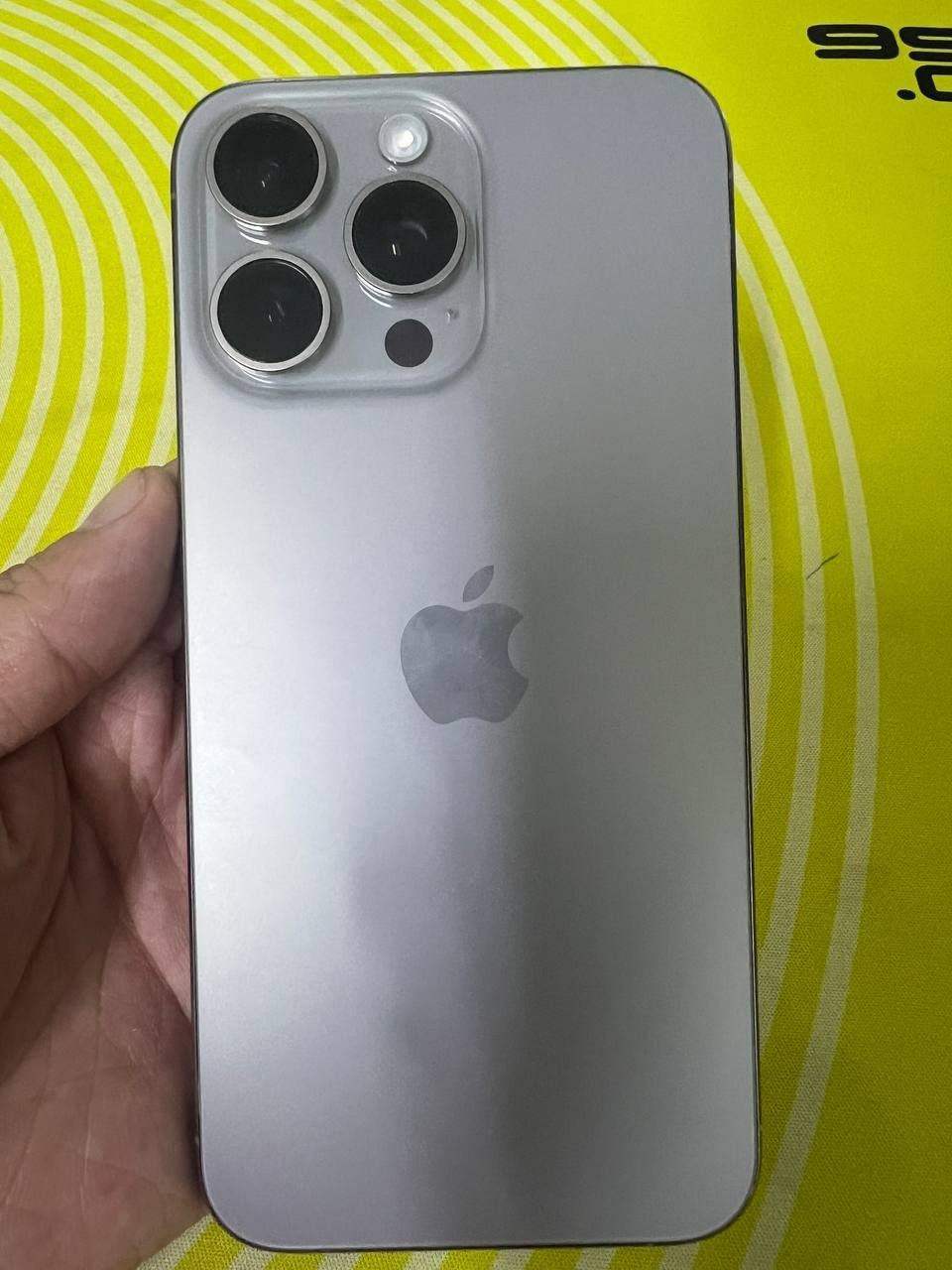 出售物品：15 pro max 256g 价 格：450 商品类别：换过屏幕，原装屏，原彩面容都…