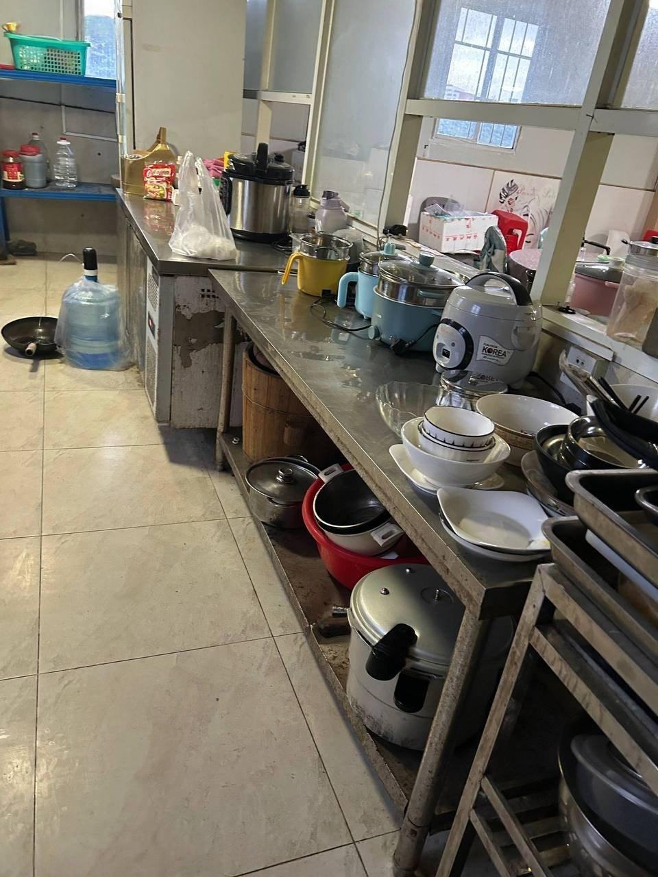 出售物品:撤店桌椅 + 厨房厨具一整套 + 苹果充电器等…