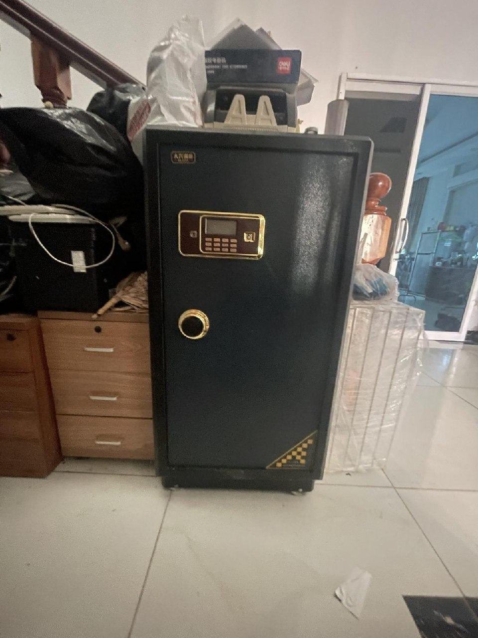 出售物品:闲置保险柜 价 格:100 USD 商品类别:#电脑办公 位 置:#西港 海豚附近 联…