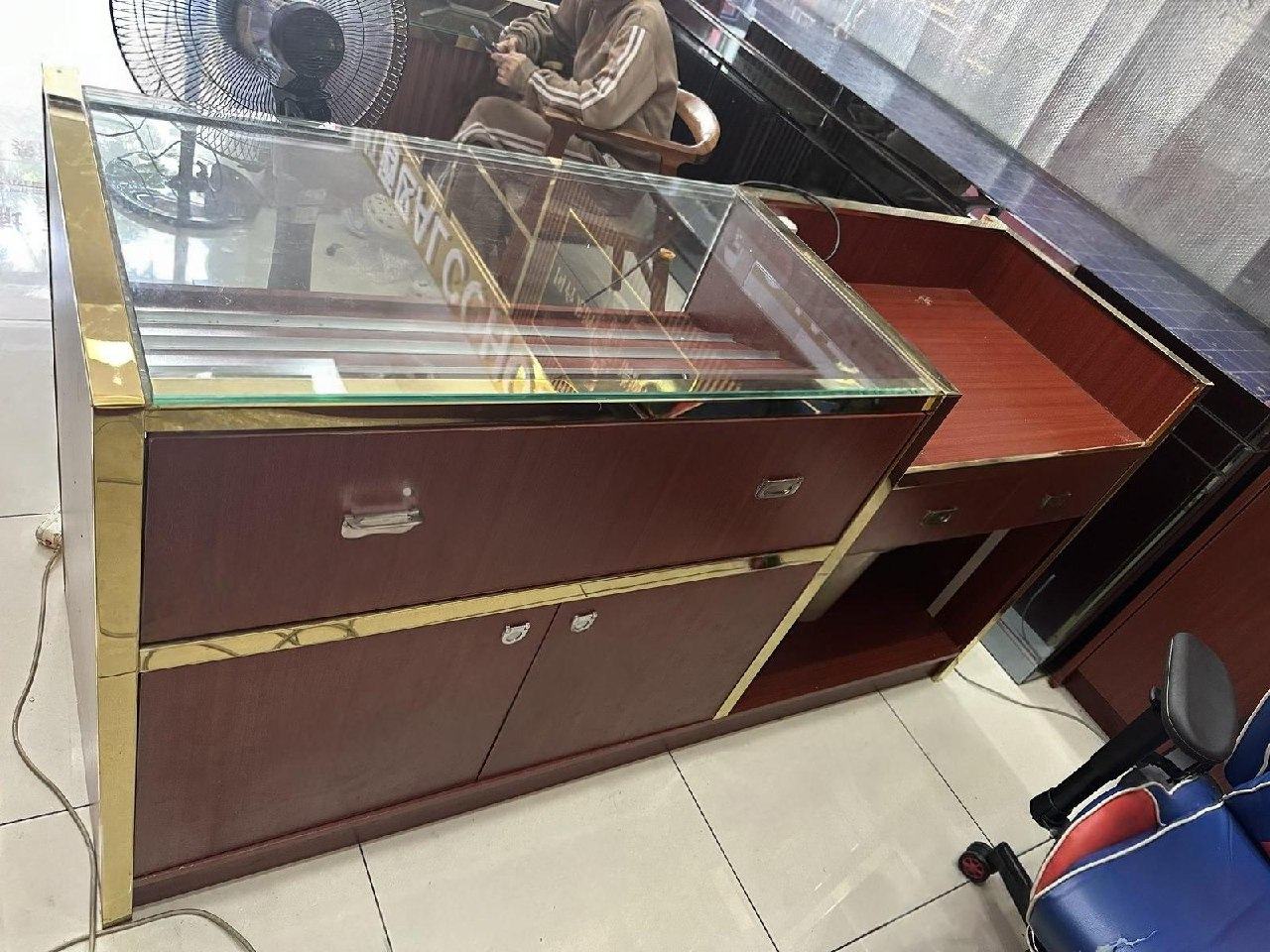 出售物品:带烟柜展示的收银台 价 格:158 商品类别:#家具家电 位 置:#金边 联系方式:@…