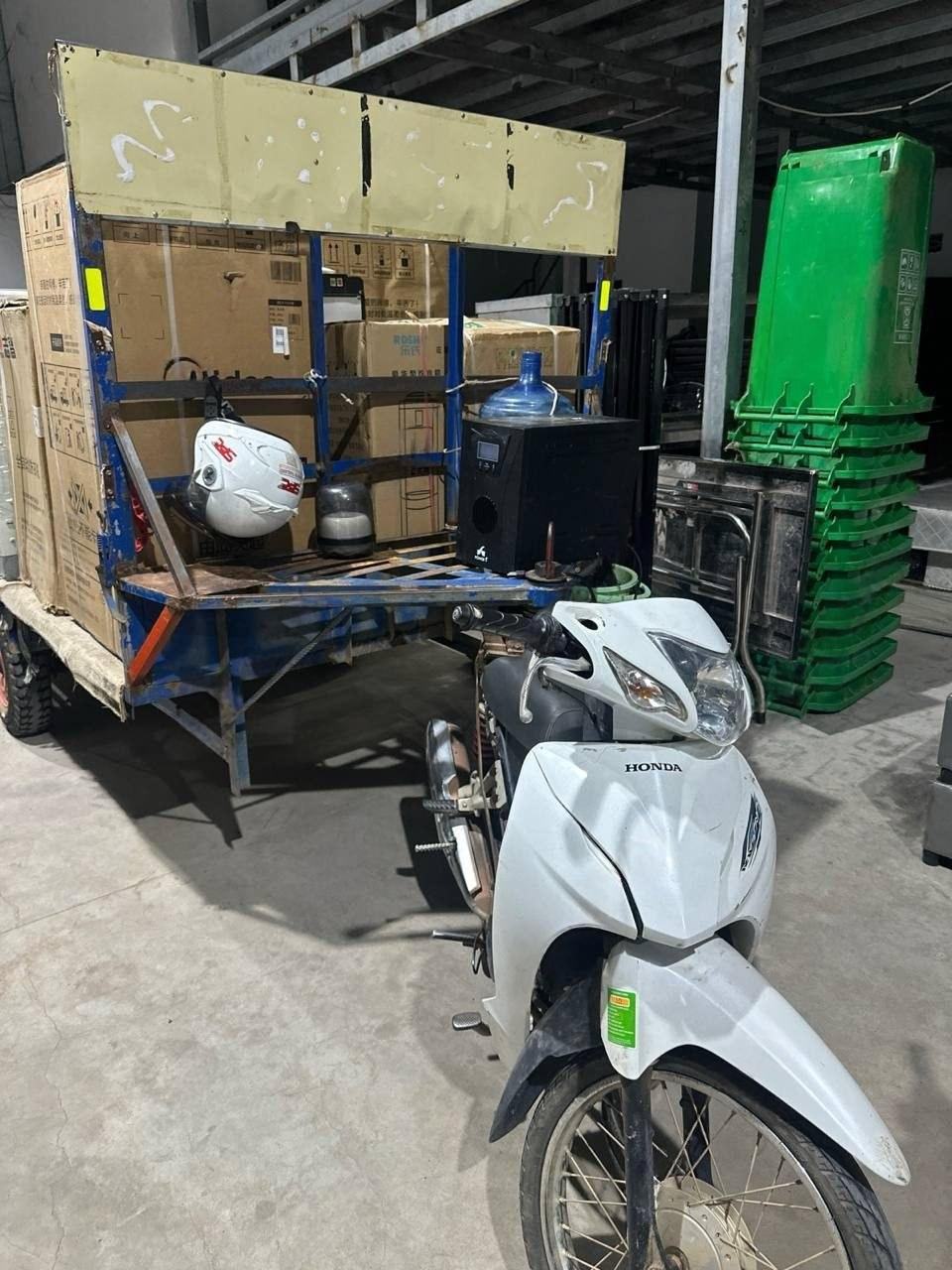 出售物品:三轮车3*1.5米 价 格:800 USD 商品类别:#房屋出租 位 置:#金边 旧机…