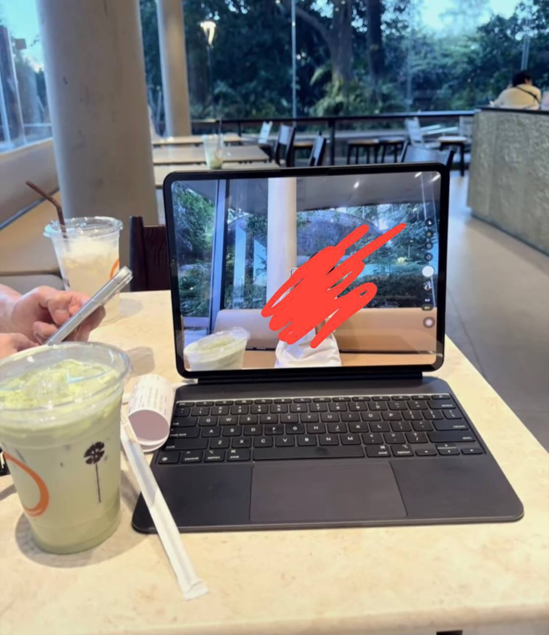 出售物品: iPad Pro 13 寸 M5 价格: 1200 位置: 西港星汇 交易方式:自取…