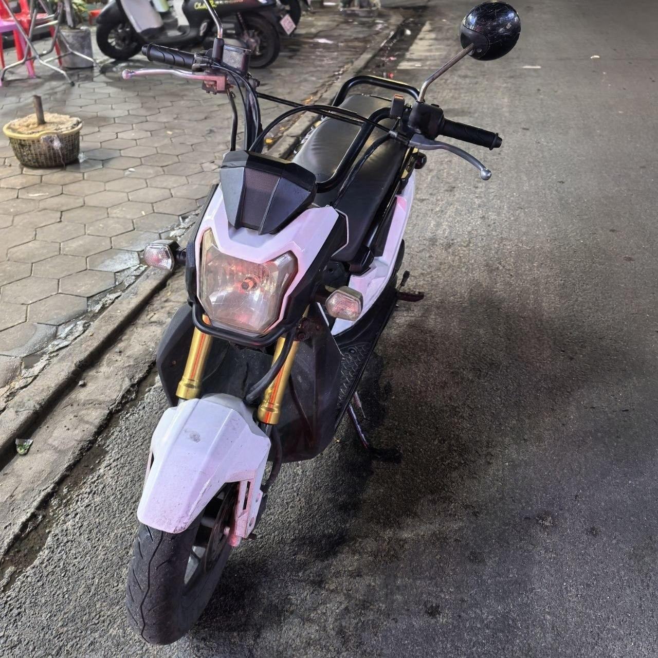 出售物品:本田摩托车 价 格:400 USD 商品类别:#手机数码 位 置:#西港 西港菜市场附…