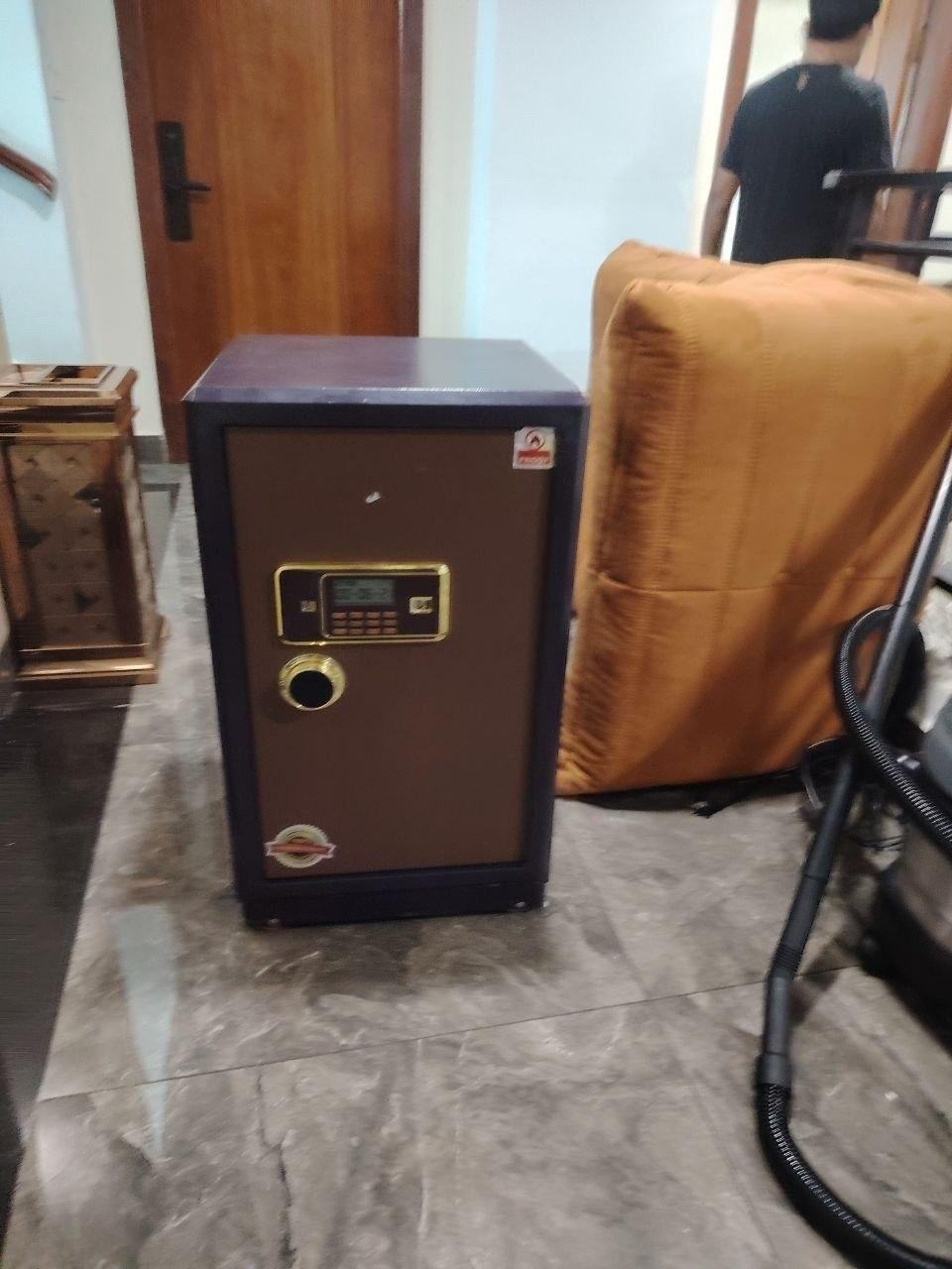 出售物品:保险柜两台 价 格:私聊详谈 …