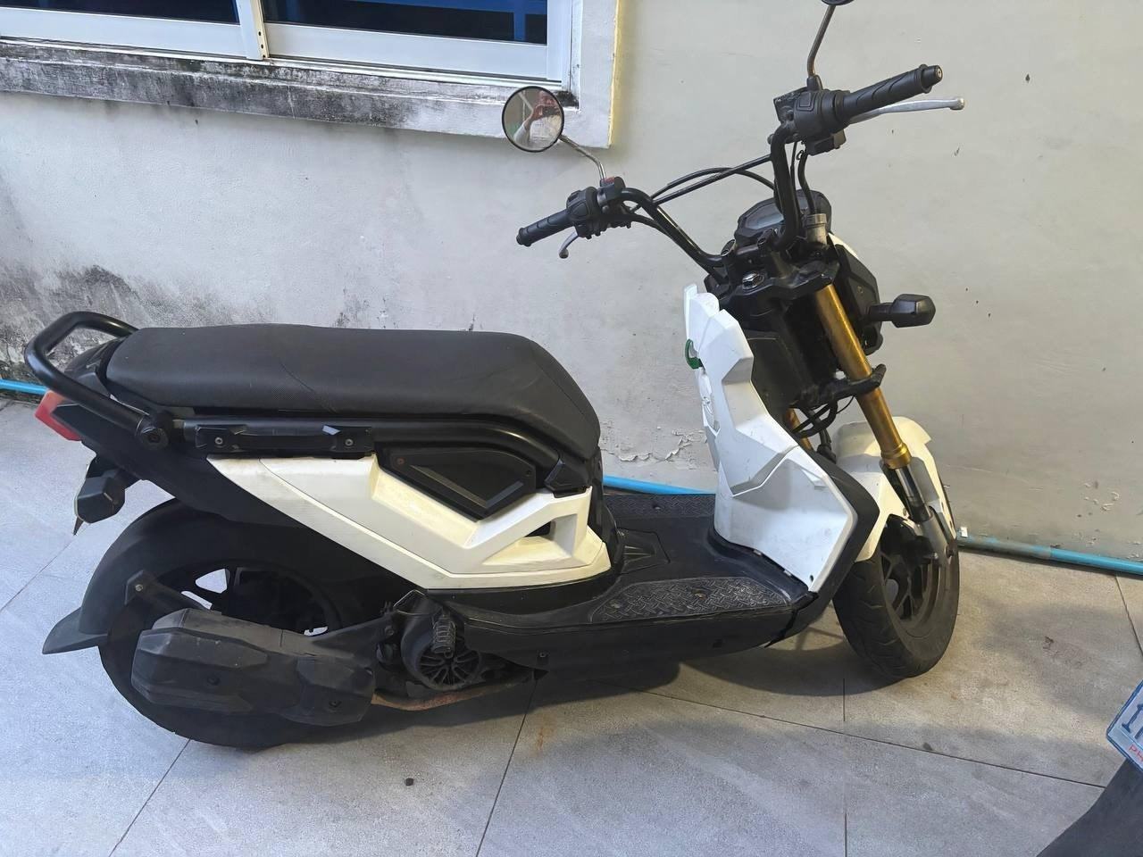 出售物品:本田祖马摩托车 价 格:400…