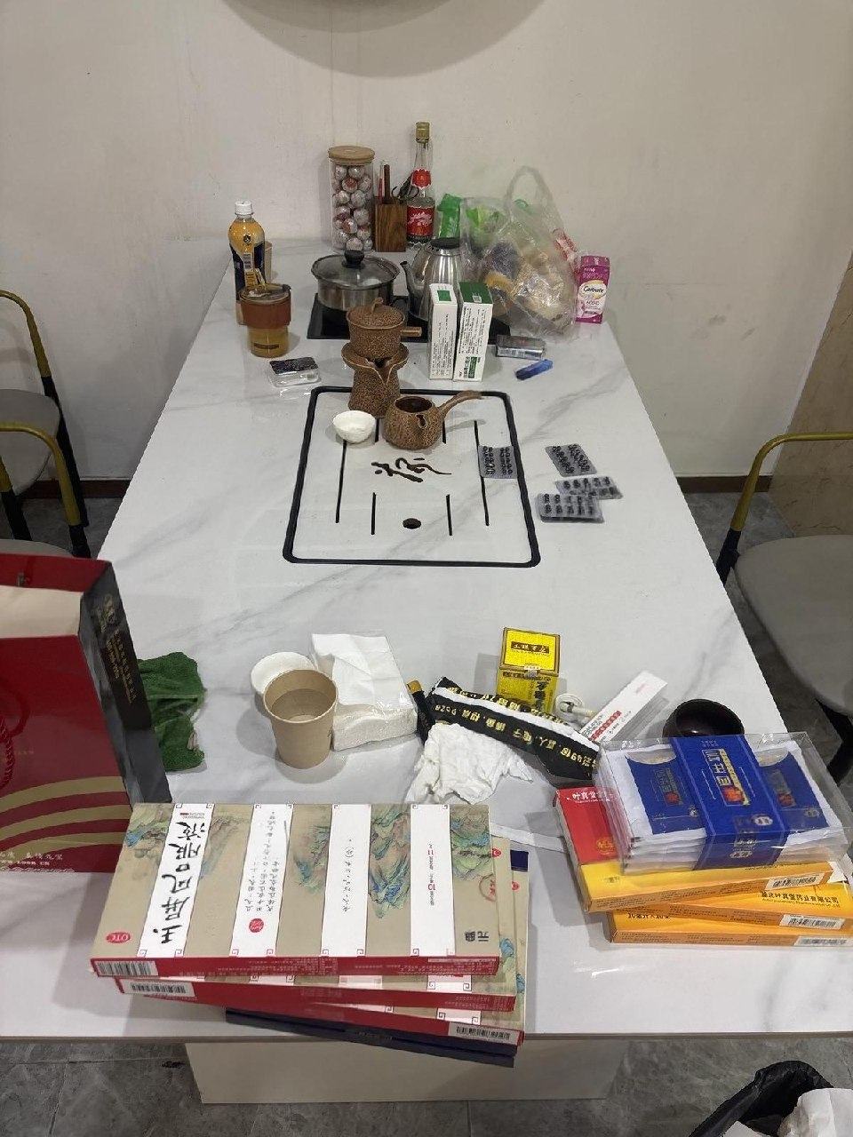 出售物品:1.8米大茶座,4个凳子 价 格:200 商品类别:#手机数码 位 置:#西港 万达1…