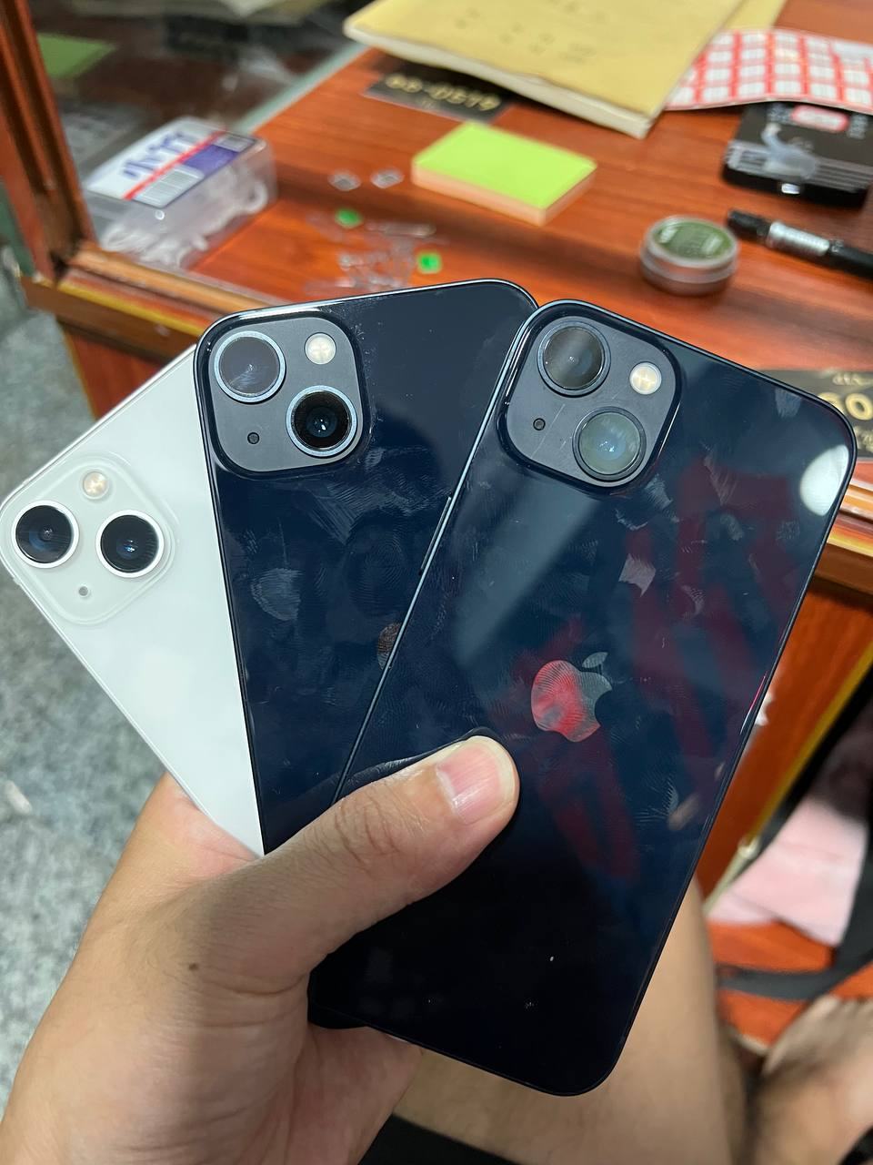 出售物品：苹果13港版128 价 格：240一台 商品类别：#手机数码 位 置：#西港 华泽对面…