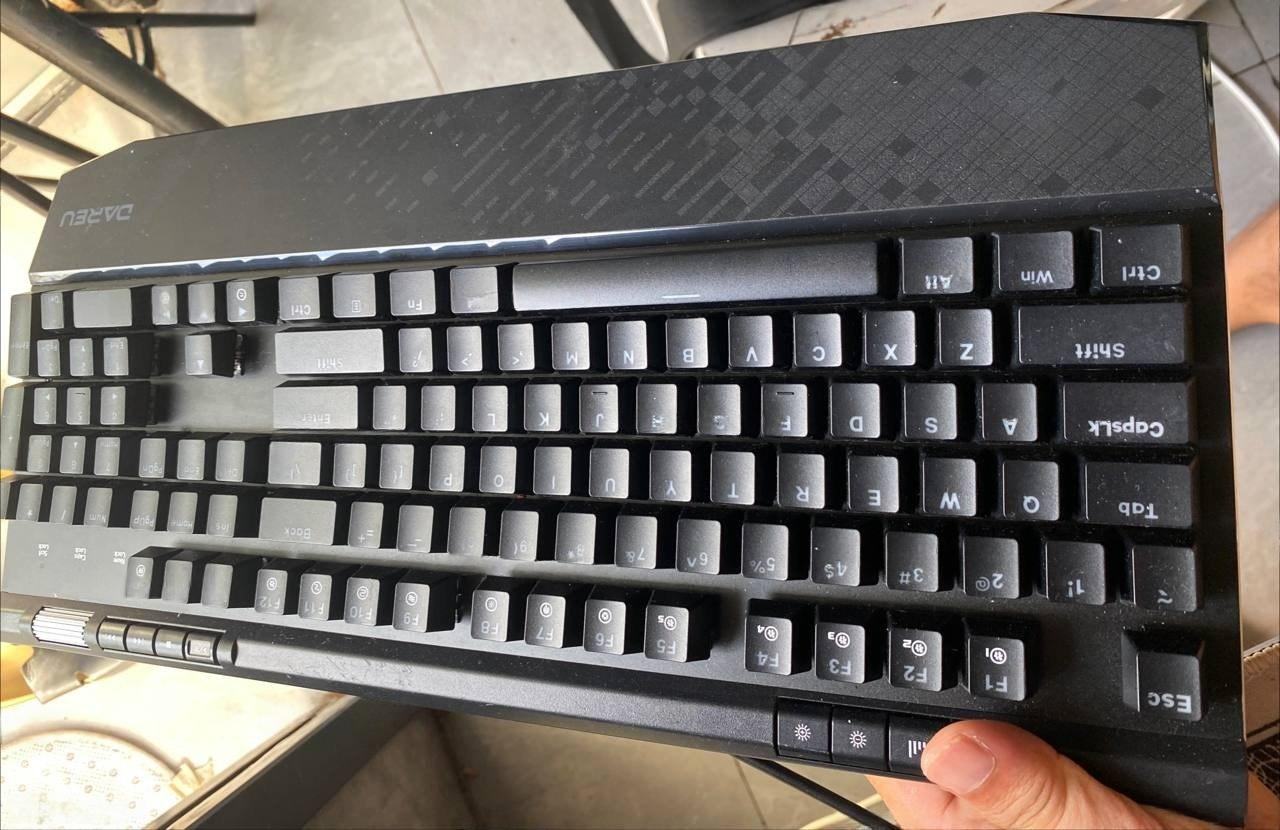 出售物品:苹果7-32g + 机械键盘夜光版…