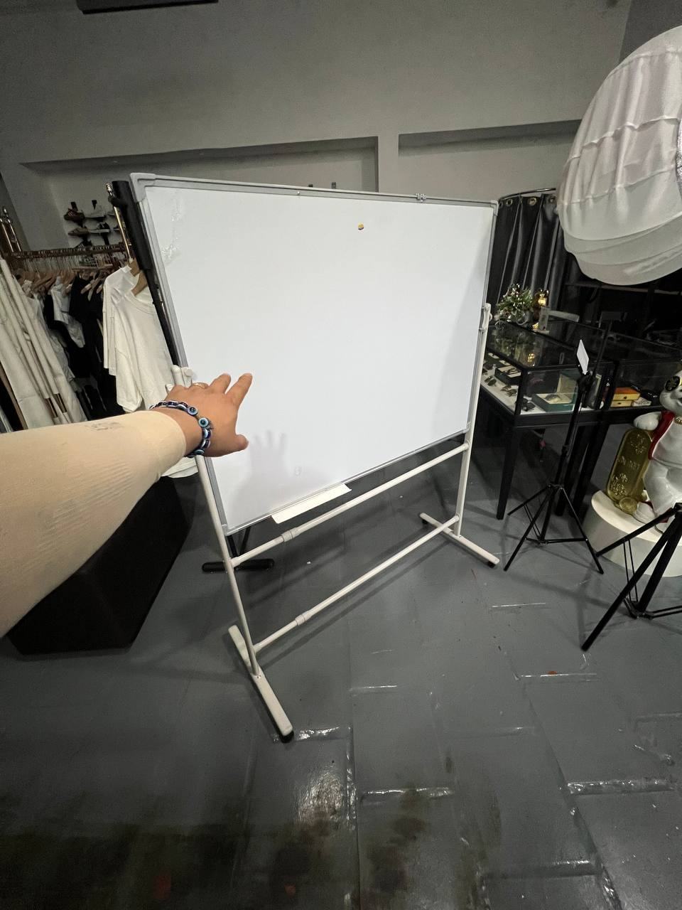 出售物品：白板＋支架（1m×1.5m）全新 价 格：20$/套 商品类别：#办公 位 置：#金边…