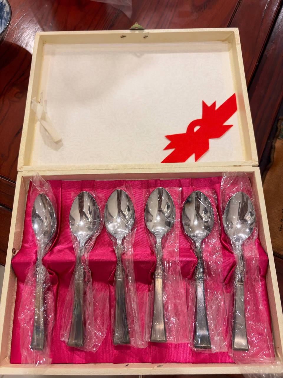 出售物品:1980年日本CMG大运会接力第一名 银汤勺6枚 价 格:私聊 位 置: #金边 联系…