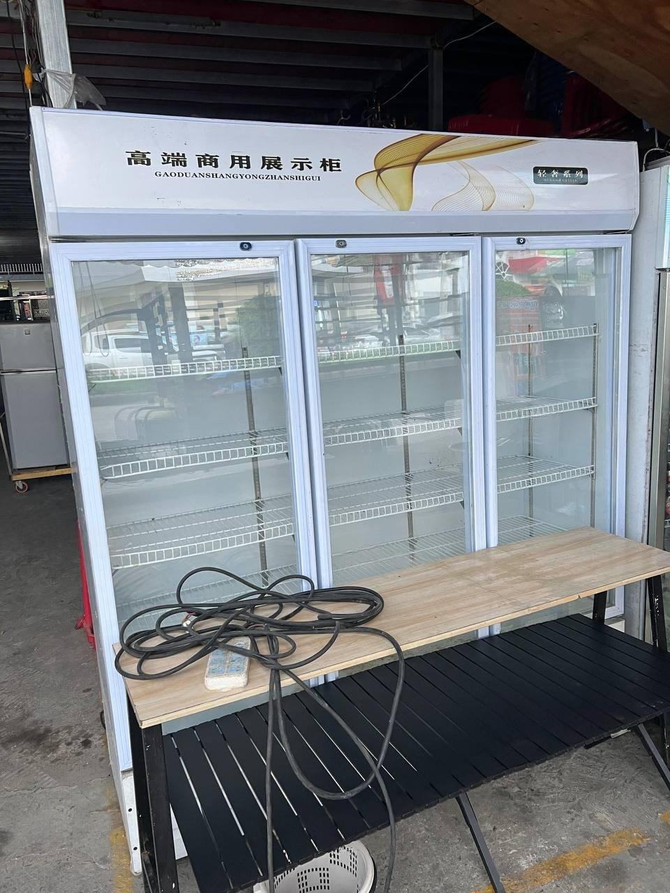 出售物品:三门保鲜柜两台 价 格:280…