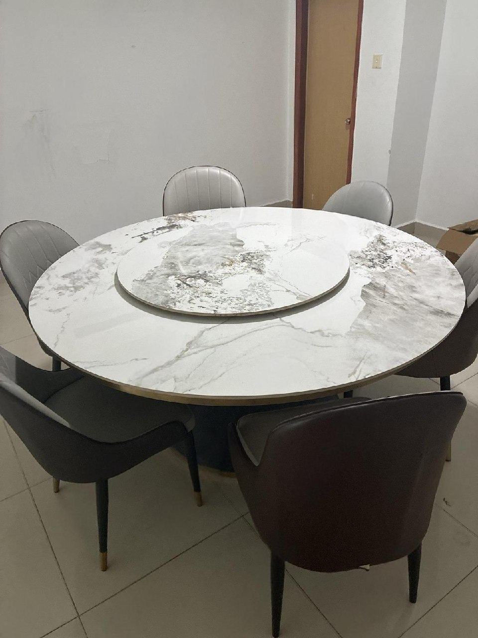出售物品:小圆桌+6个椅子 价 格:150 USDT 商品类别:#家具家电 位 置:#西港 联系…