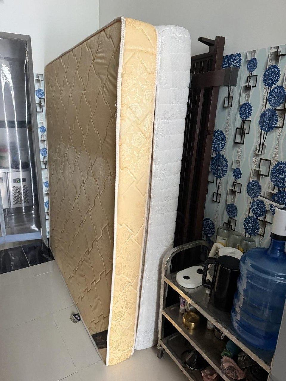 出售物品:🛏️ 转让|铁架床2张(含床垫)1.8x2米 价 格:100 USD 商品类别:#家具…