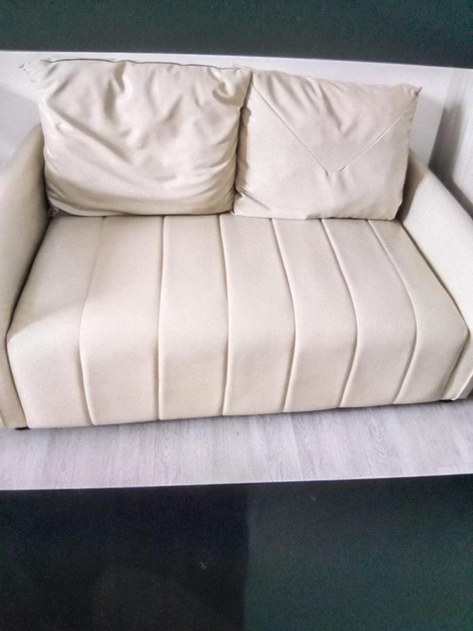 出售物品:二座皮沙发🛋 价 格:80 USD 商品类别:#家具家电 位 置:#西港 88公寓旁边…