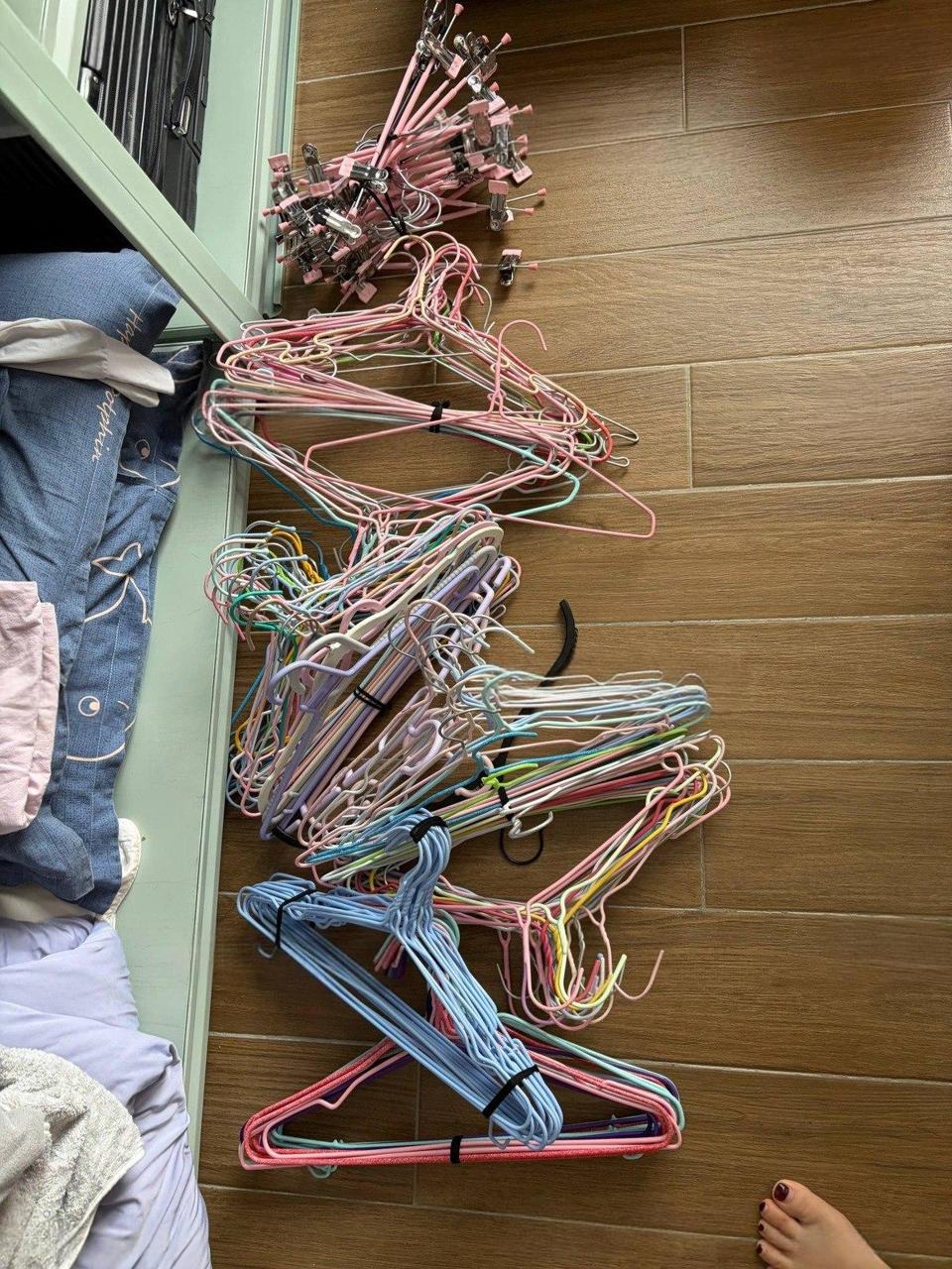 出售物品:衣架差不多150个 价 格:1…