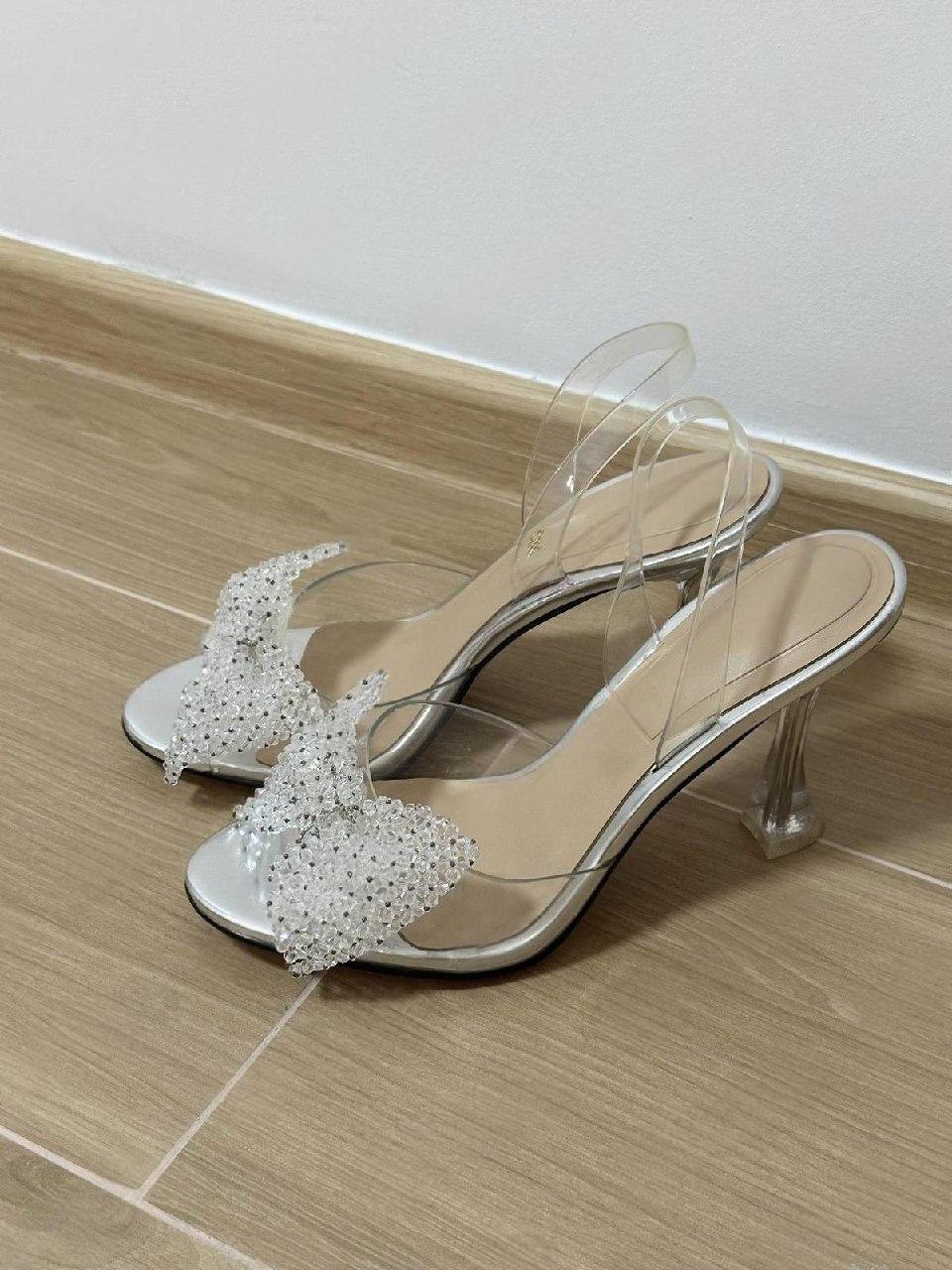 出售物品:小ck正品水晶鞋 价 格:10 USD 商品类别:#生活闲置 位 置:#西港 万达 联…