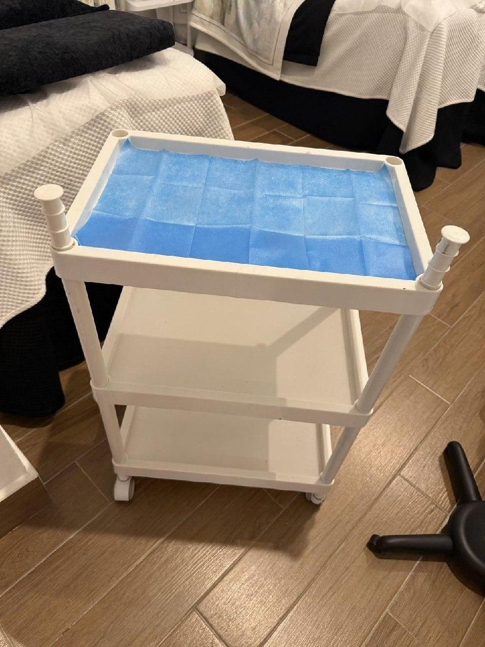 出售物品:美容院三层ABS工具推车 价 格:5 USD 商品类别:#生活闲置 位 置:#西港 太…