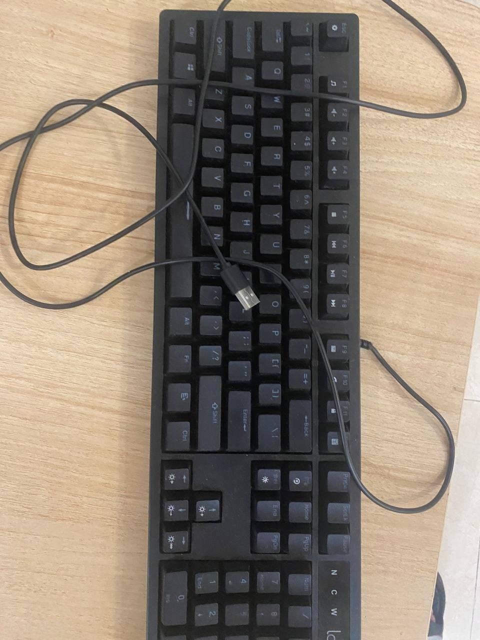 出售物品:机械键盘 价 格:20 USD…