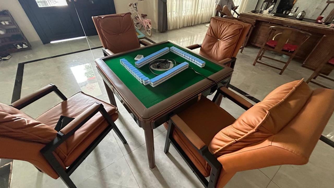 出售物品:麻将桌 价 格:麻将和桌子200,椅子40一张 商品类别:#家具家电 位 置:#金边 …