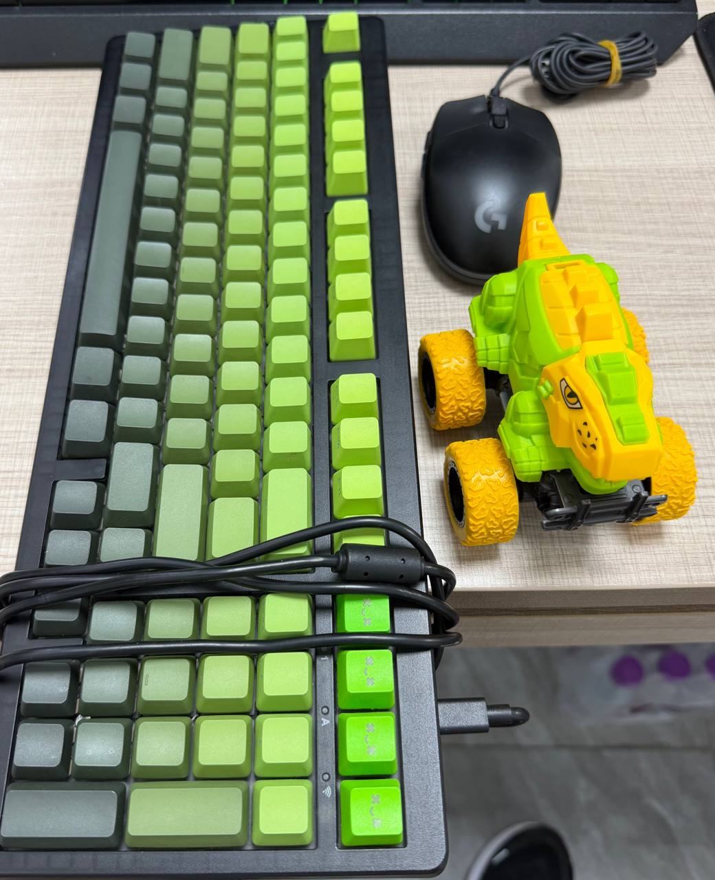 出售物品：如图所示 价 格： 60$ 不刀 商品类别：#数码 位 置：#西港 联系方式：@kkk…