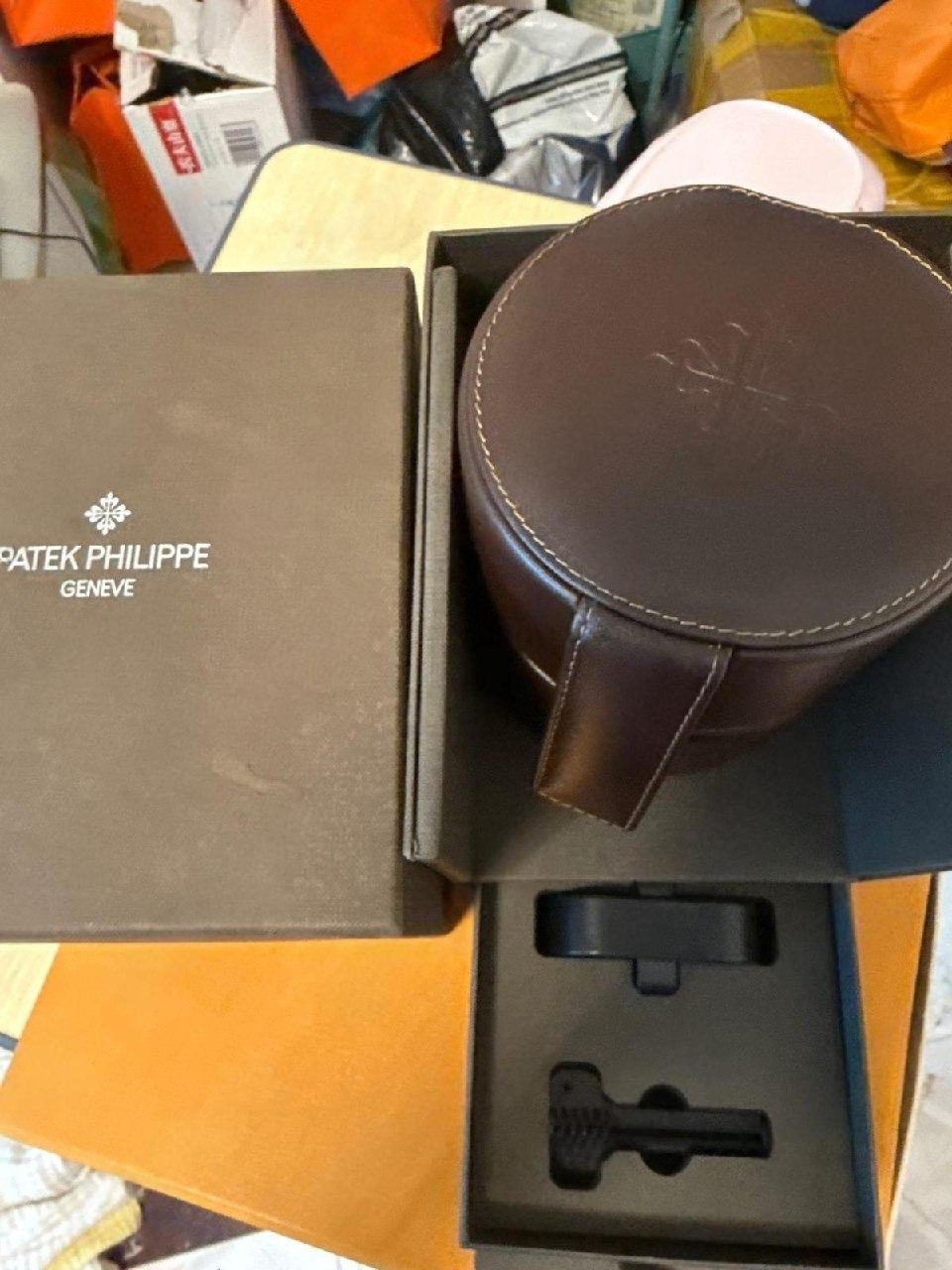 出售物品:百达斐丽皮套摇表器一套甩 价 格:私聊详谈 商品类别:#手机数码 位 置:#金边 联系…