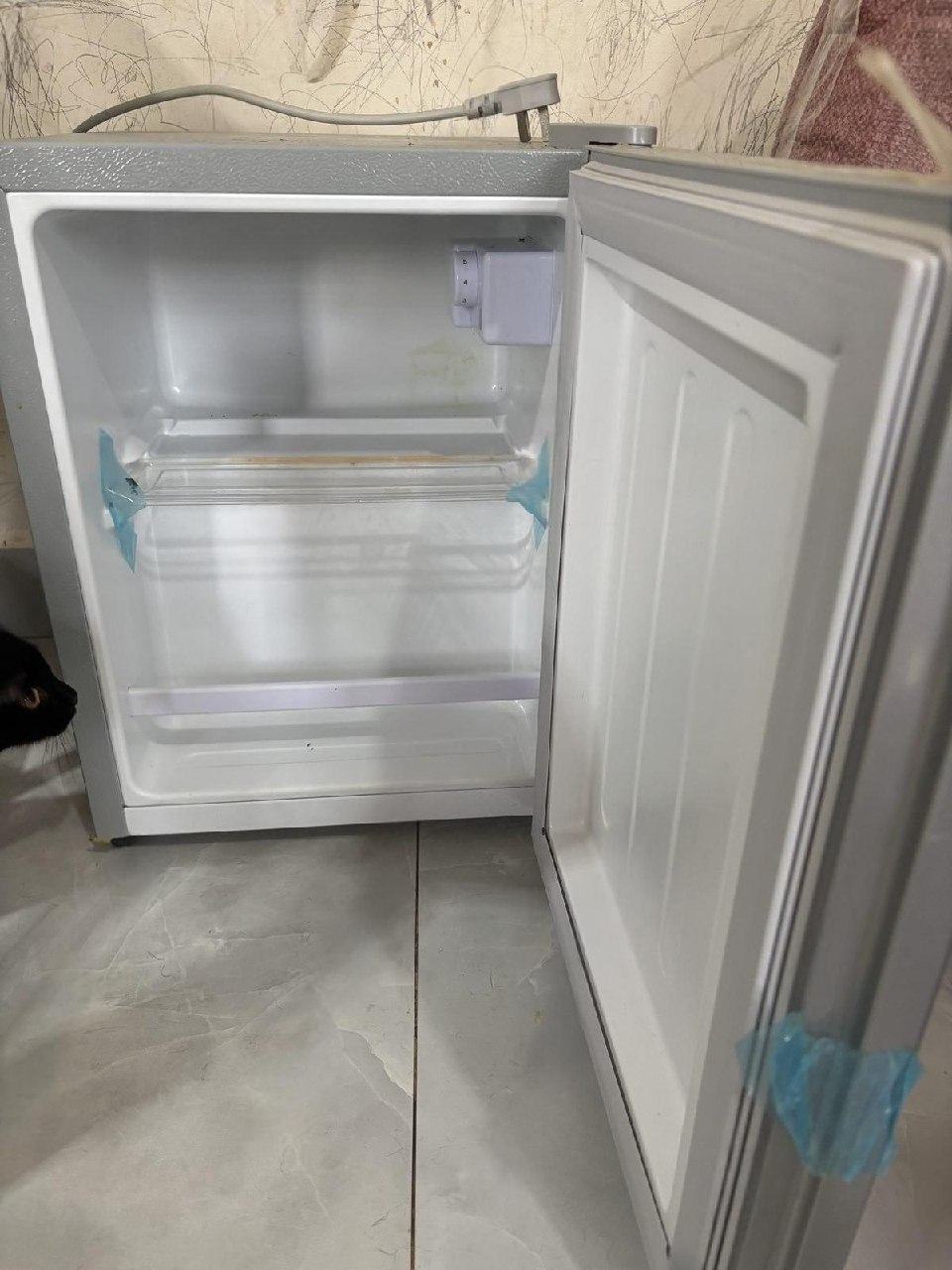 出售物品:Aux品牌全新22L冷藏小冰箱 价 格:45 USD 商品类别:#家具家电 位 置:#…