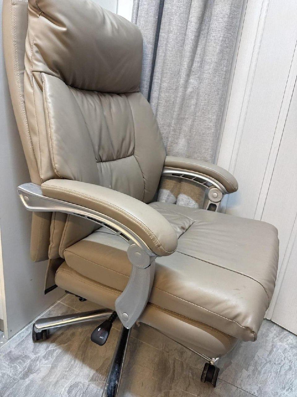 出售物品:高档办公皮椅子 100 价 格:私聊详谈 商品类别:#生活闲置 位 置:#西港 胜西公…