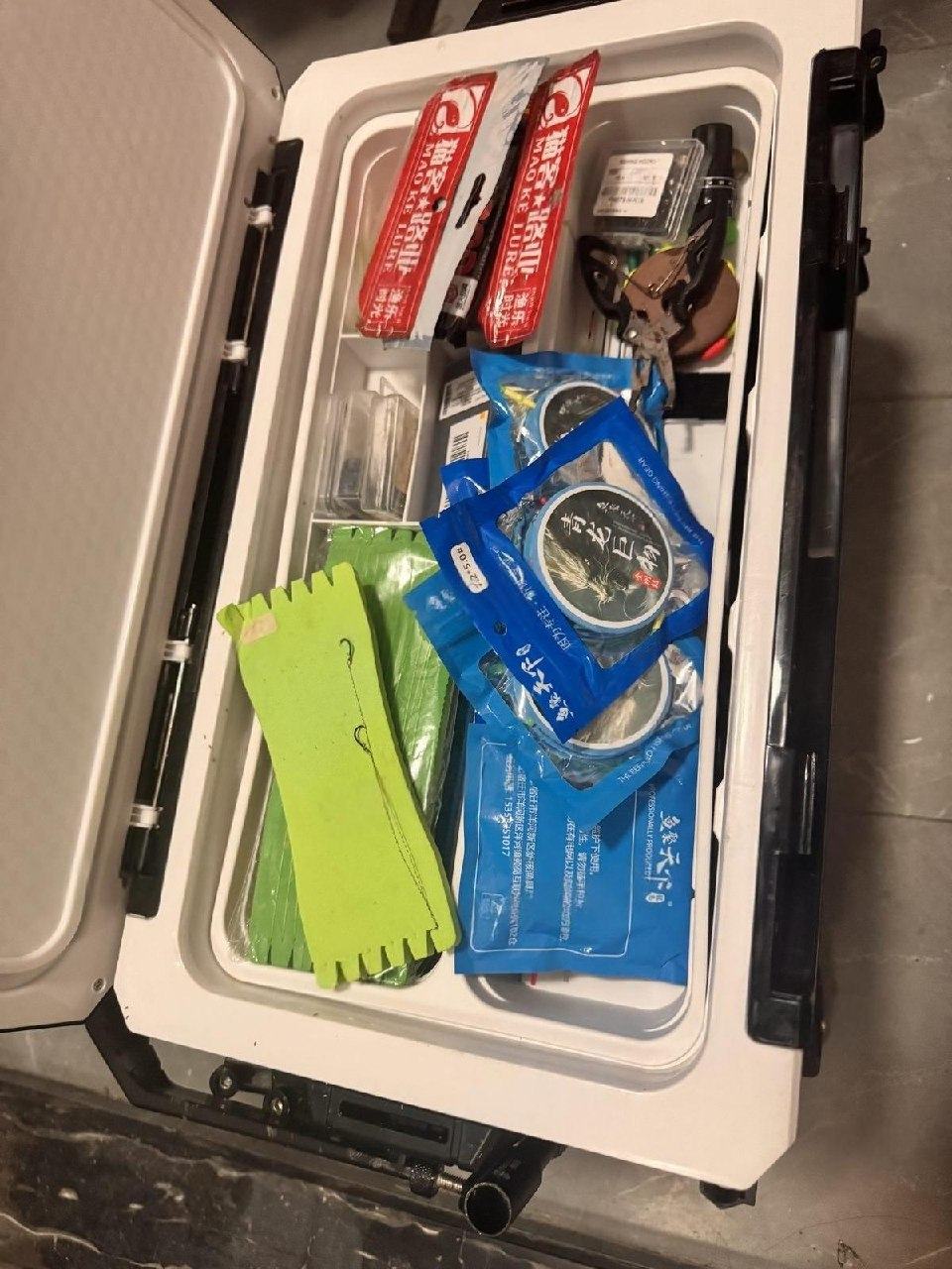 出售物品:钓鱼用品,鱼箱,鱼饵,鱼钩,铅坠,假饵,应有尽有打包一起 200 美, 价 格:私聊详…