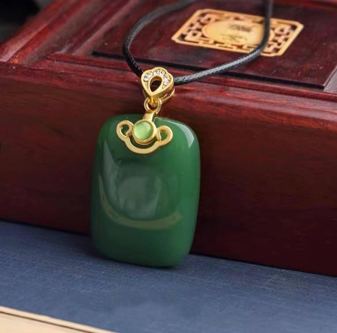 出售物品:绿色平安吊坠 价 格:私聊详谈…